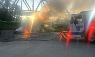 Jefferson Hills Crews Quickly Knock Down Vehicle Fire