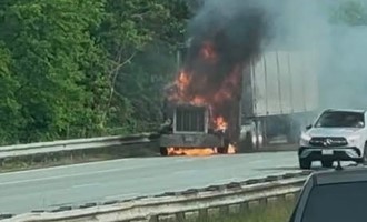 Firefighters Respond to 18-Wheeler Blaze on Route 93 South