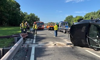 Prompt Response to Overturned Vehicle Ensures Occupant Safety on Parkway