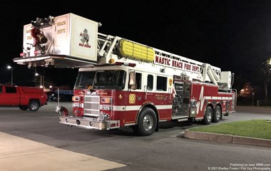 Mastic Beach Fire Department 1999 Pierce Rear Mount Aerial